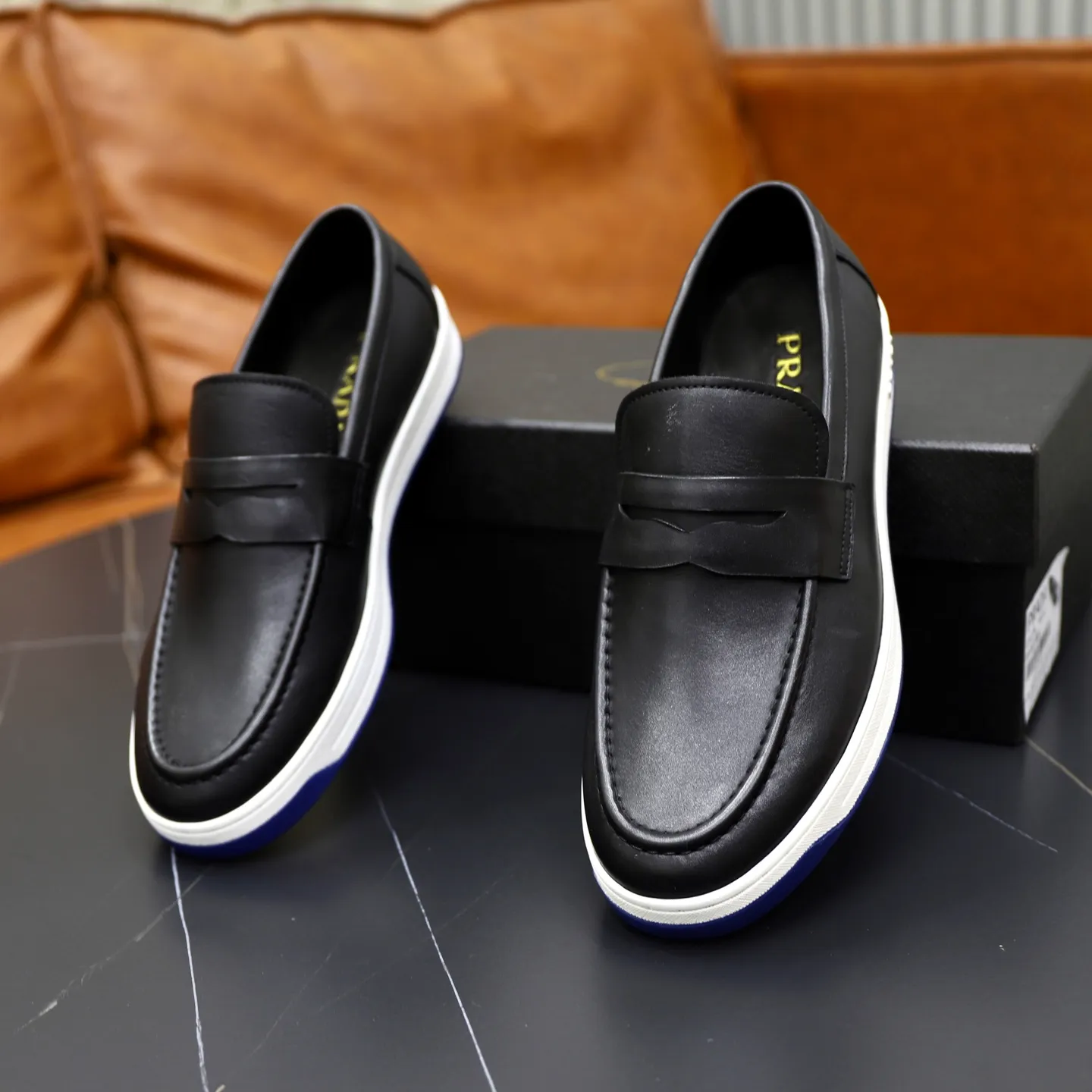 Factory price: 💰640 Prada classic men’s lace-up casual shoes | Imported cowhide upper | Upper stitching layered design, light and breathable | Soft and comfortable | Decorated with PRADA letters on the side | Distinctive sports style, showing the brand style | Lightweight concave and convex pattern rubber soles | Matched with cowhide foot pad lining | Excellent foot feel, fashionable and elegant | Size: 38-44 (45 customized)